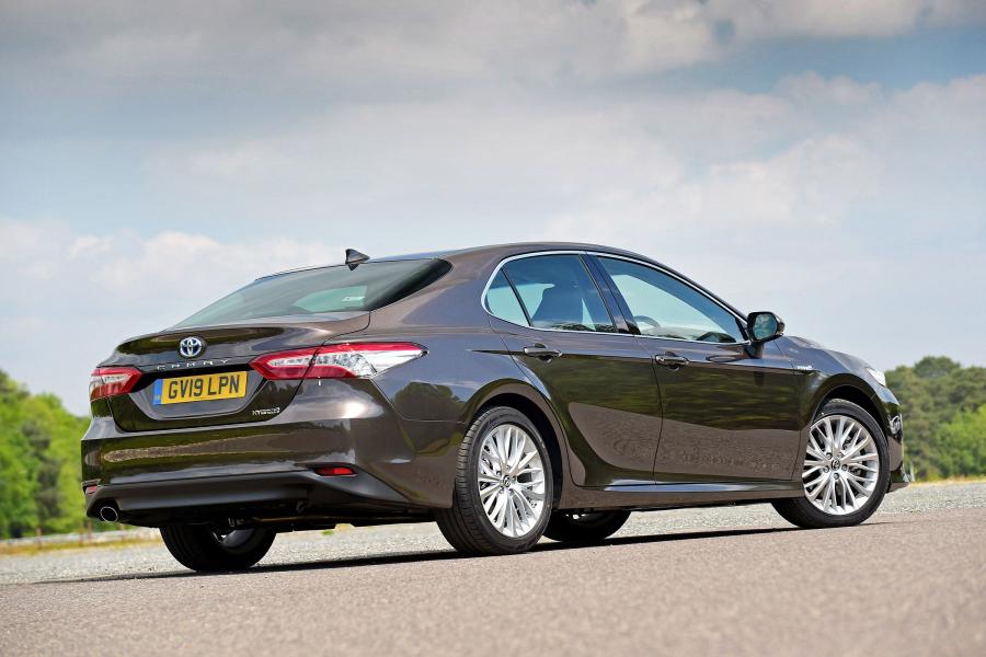  Toyota Camry Hybrid 2019 года  (UK) (фото 38 из 40)